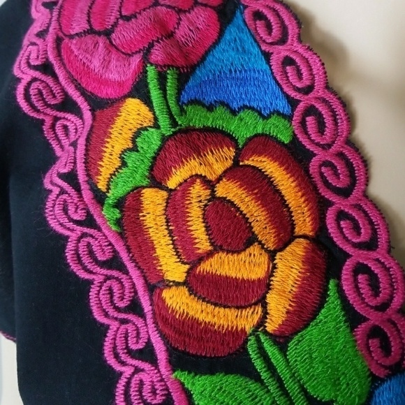 ARTESANIAS MICKEY Embroidered Floral Top Medium! - Picture 8 of 8